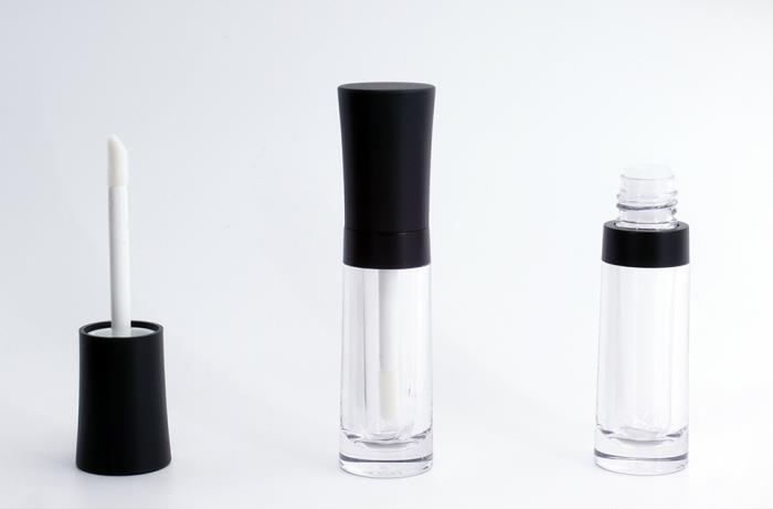 Lipgloss packaging with clear bottle